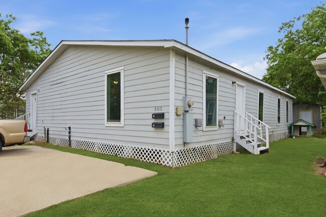 Building Photo - 303 Gans St