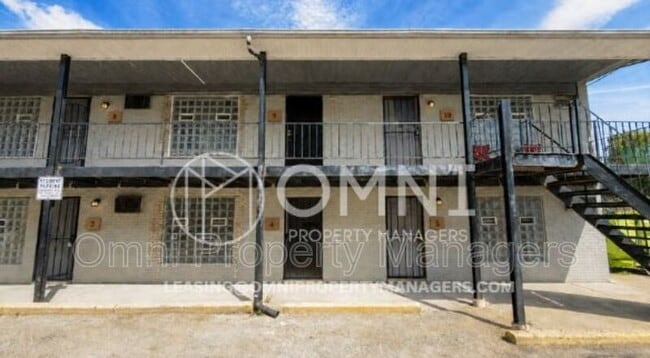 Building Photo - 11360 Wyoming Ave Unit Apt 4