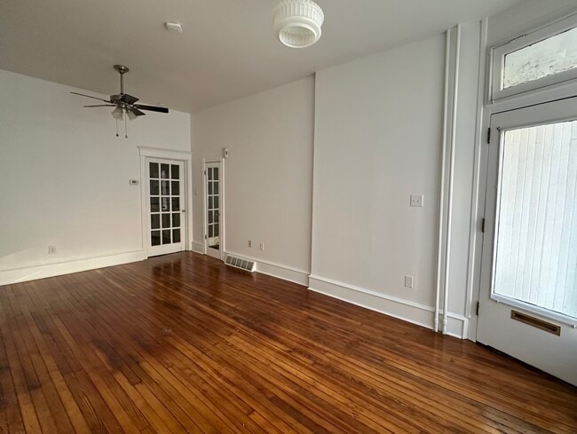 Sala de estar con ventana antigua. La habitación mide 6,25 m x 3,55 m. - 336 Fitzwater St Unidad 1