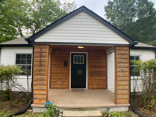 Adorable, Renovated Bungalow with Huge Yar... - Adorable, Renovated Bungalow with Huge Yar... House