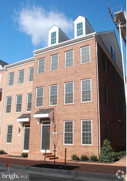 Building Photo - 246 Cres Station Terrace SE Rental