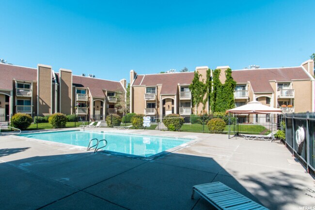 Photo - 400 E Creekside Cir