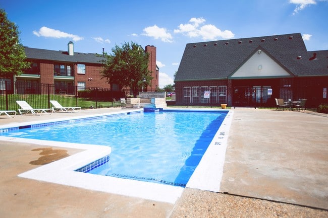 Piscina refrescante - Quail Creek Apartments and Duplexes