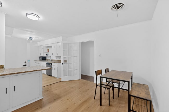 Photo - 404 Nottingham Dr