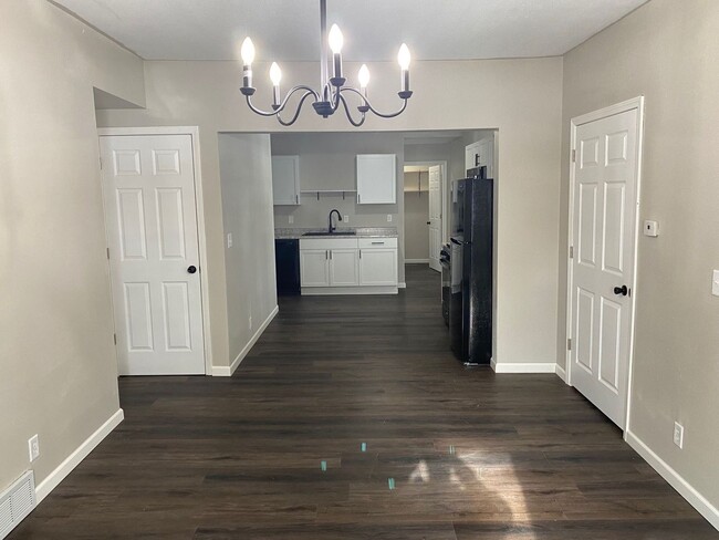 Building Photo - 500 Pier St Unit Lower