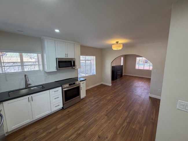 Building Photo - 1827 E Linden St