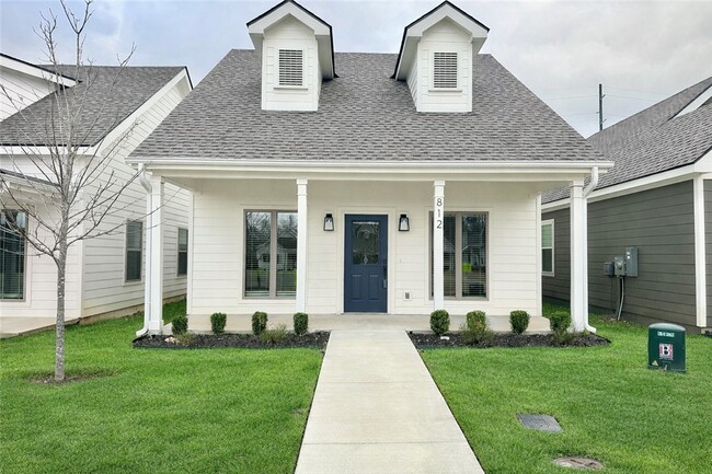 Building Photo - 812 NE Hts Ln