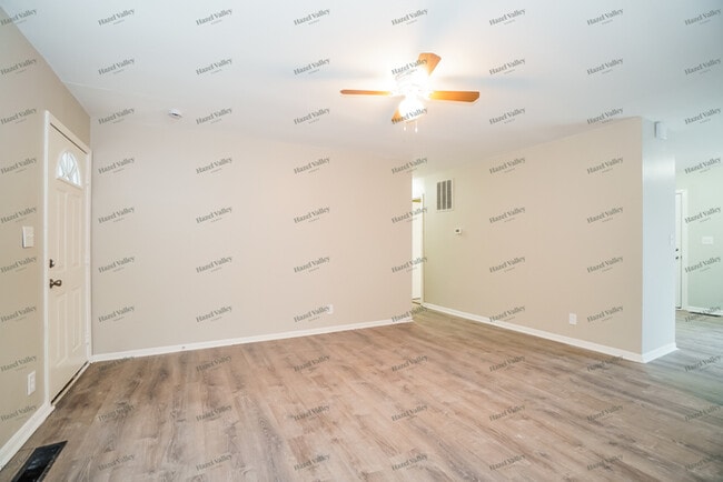 Photo - 488 Lombard Rd