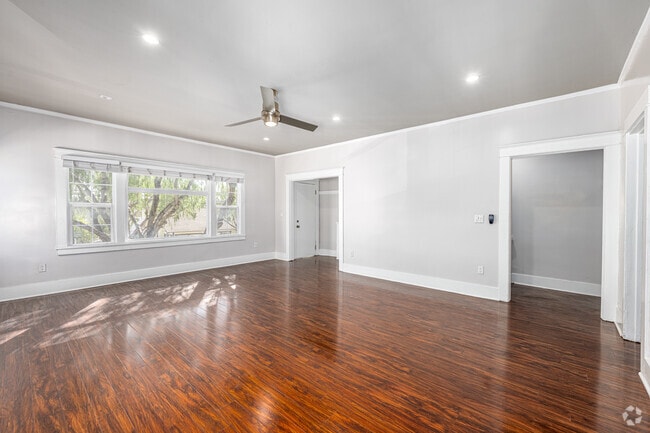1BR, 1BA - 700SF - Living Room
