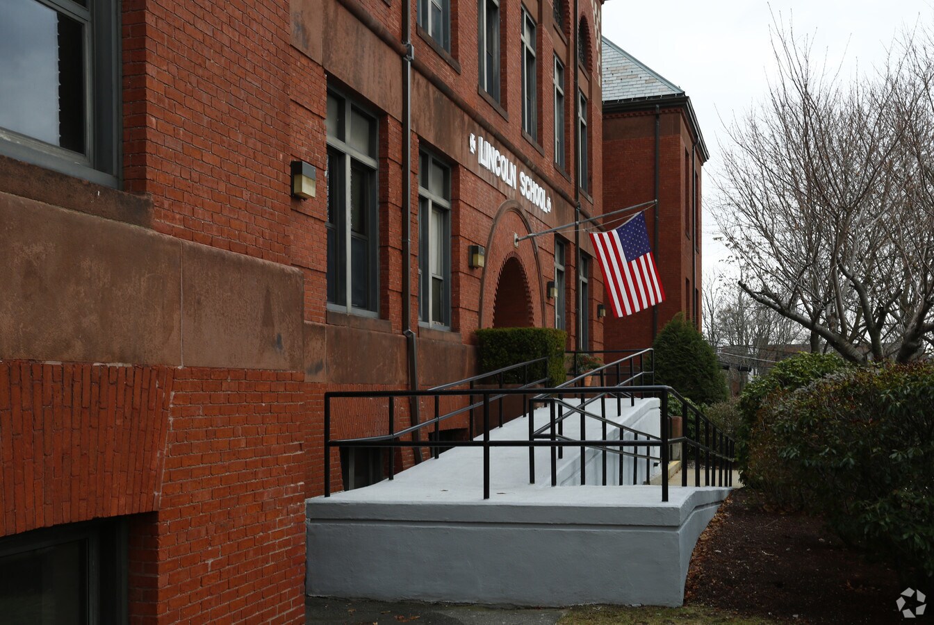 Photo - Lincoln School