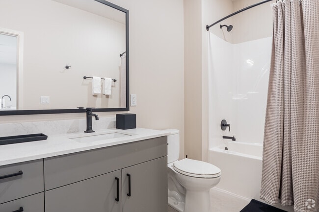 1BR, 1BA - 769SF - Primary Bathroom