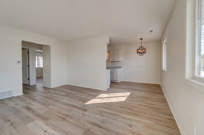 Photo - 922 Boston Way