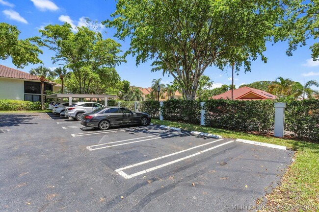60 Pelican Pointe Dr Unit 201