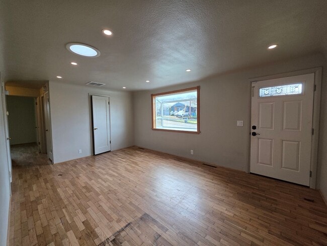 Building Photo - 4 Bedroom/3 Bath House Including a Mother-in-Law Suite