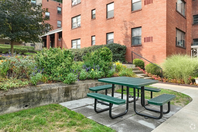 Courtyard - Royal Garden Apartments