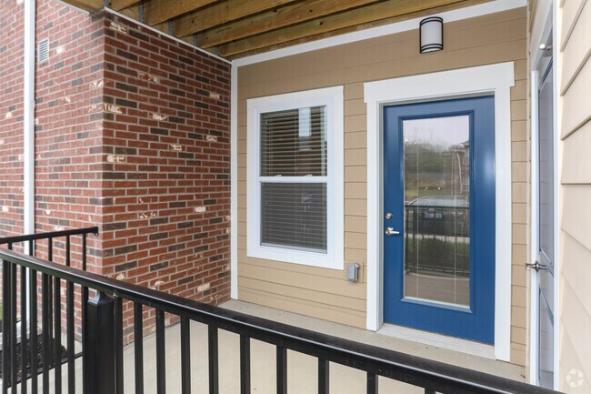 2BR, 1BA - 875 SF - Patio