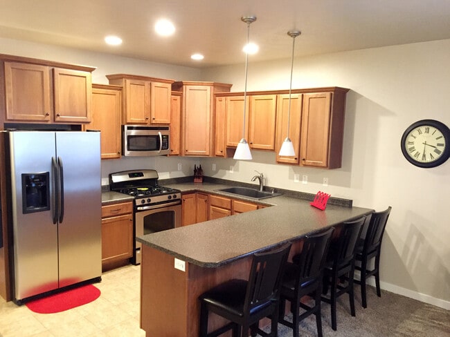 Building Photo - Spacious 2 Bedroom Townhome at The District!