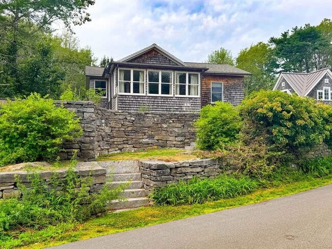 Building Photo - 121 Old Schoolhouse Rd
