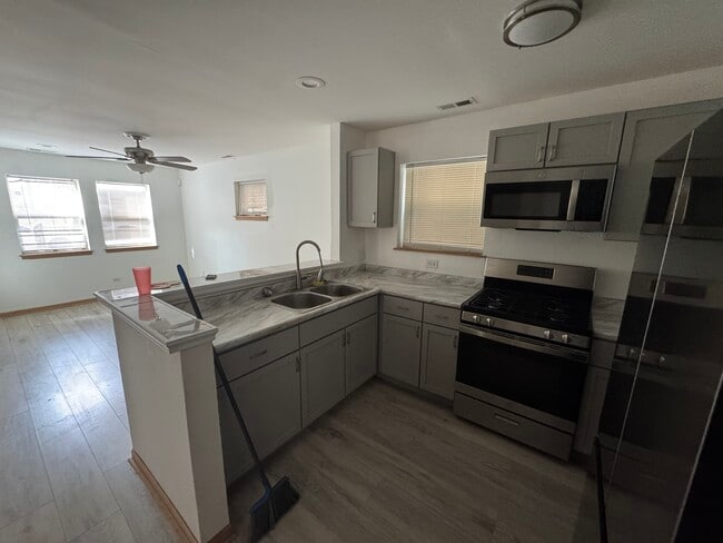 Photo - 7653 S Green St