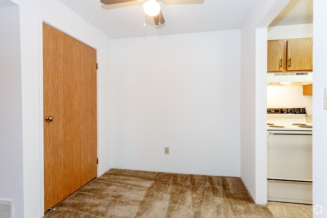 2BR, 2BA wo Fireplace - 868 SF