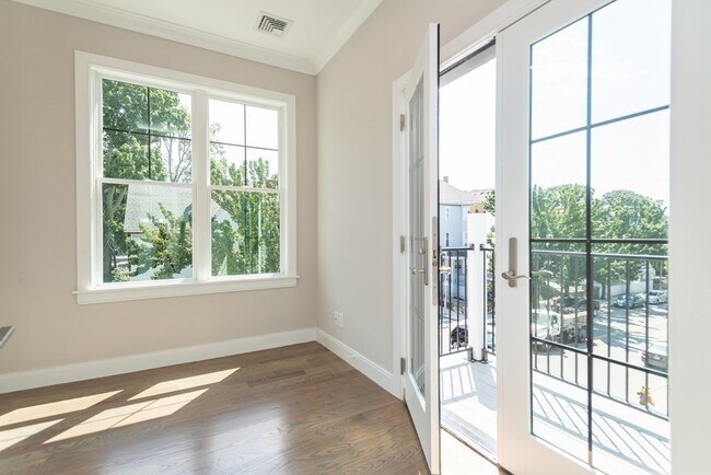 Photo - 3247 Washington St Unit 3