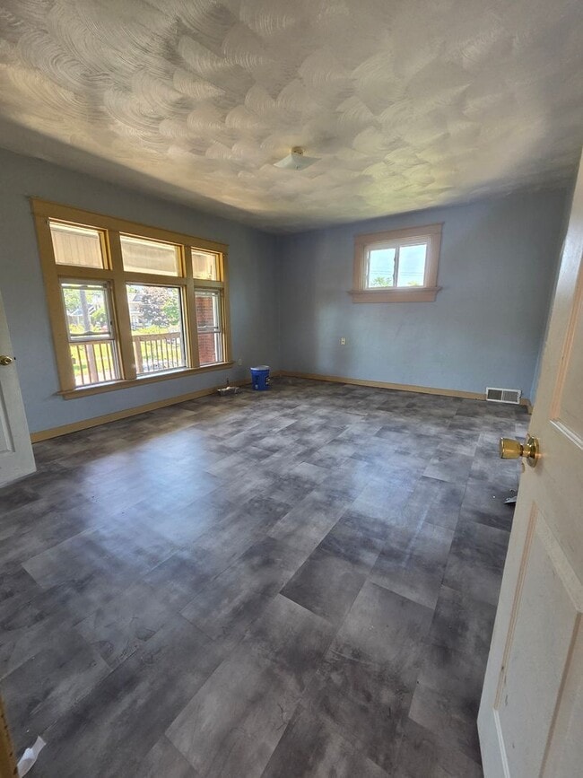 Building Photo - Upper 2 bedroom unit east side
