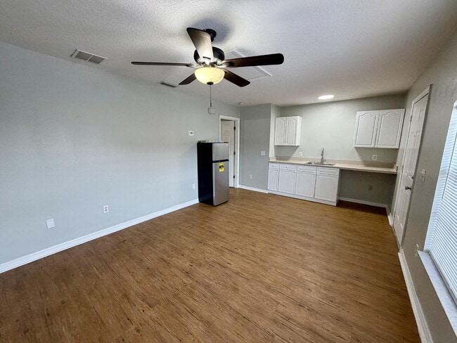 Photo - Studio for Rent in Davenport, FL Unit B