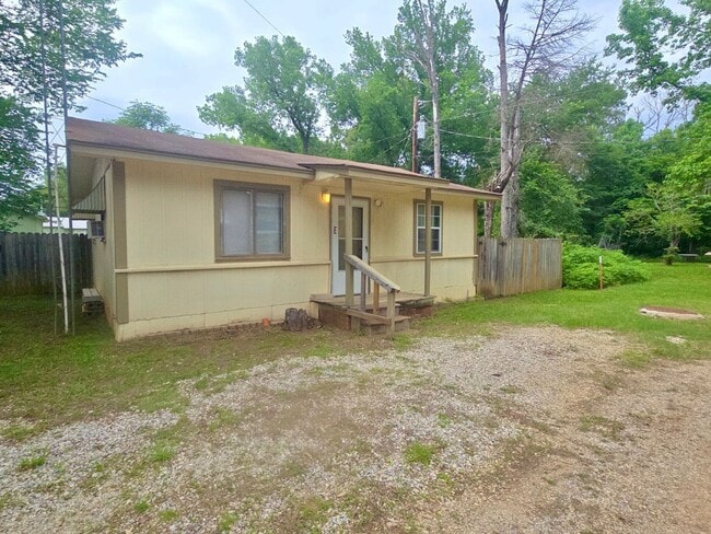 Building Photo - Two Bedroom Home for Rent!