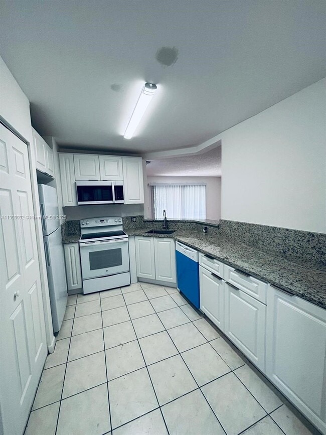 Building Photo - 3453 NW 44th St Unit 105