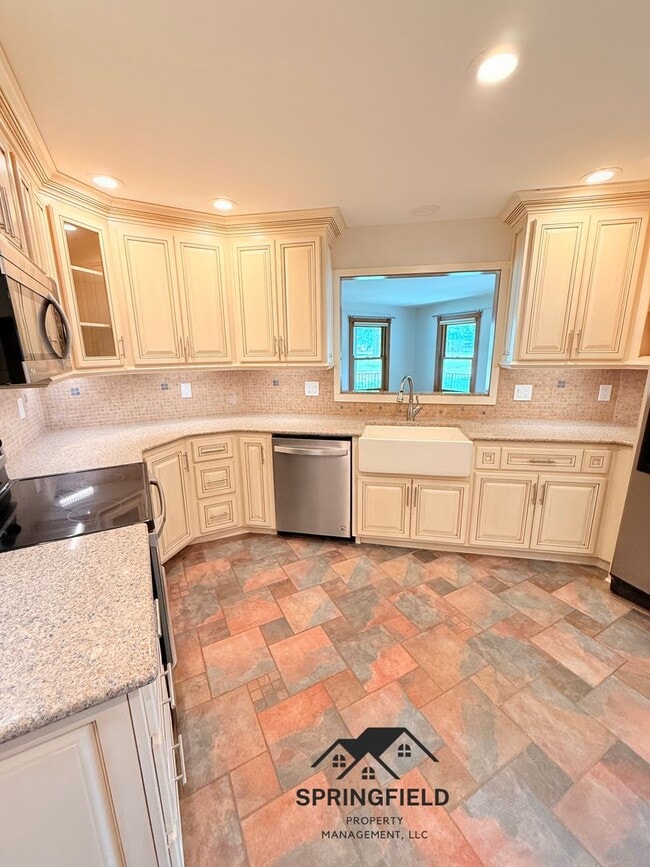 Photo - Location-Location, 4 BR / 2 Living Areas in SE Springfield w/ An Amazing Out Door Kitchen - Grill...