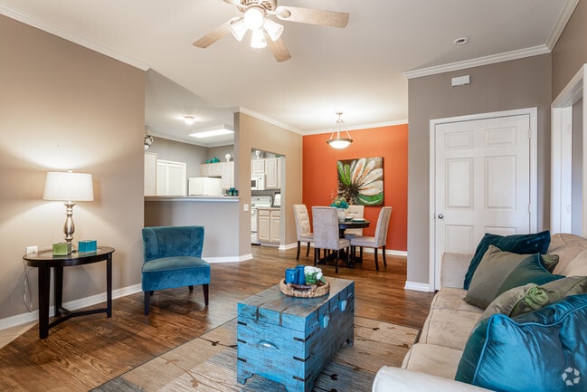 2BR, 2BA - 1,004SF