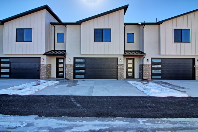 Building Photo - 681-628 28 Rd