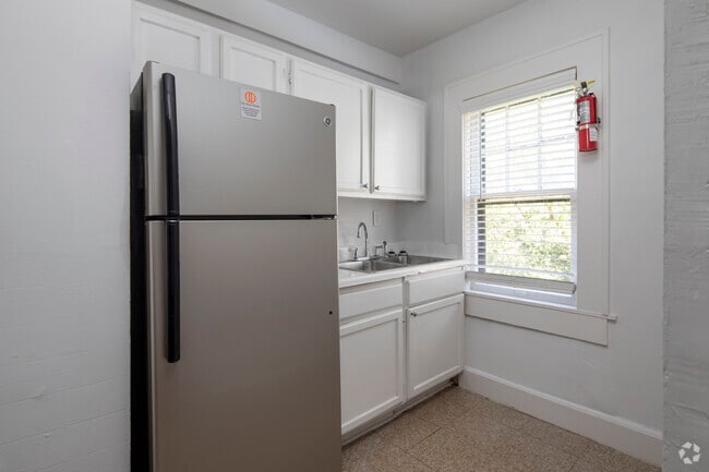2 beds, 1 bath, 725 sq ft