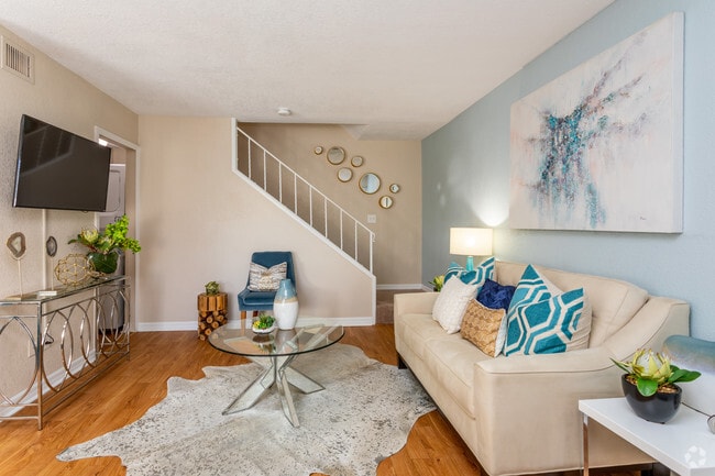 2BD, 1 1/2BA - 800 SF