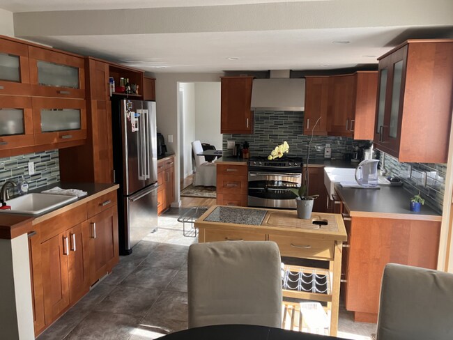 Photo - 6852 S High St