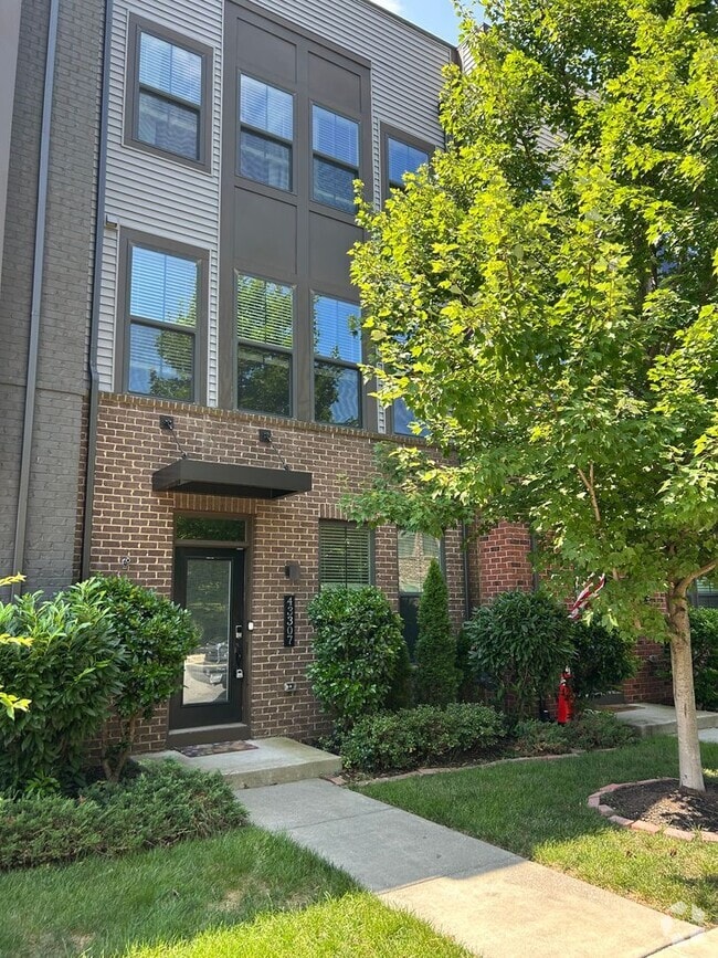 Building Photo - 4 level townhome in Westmoore ready for mo...