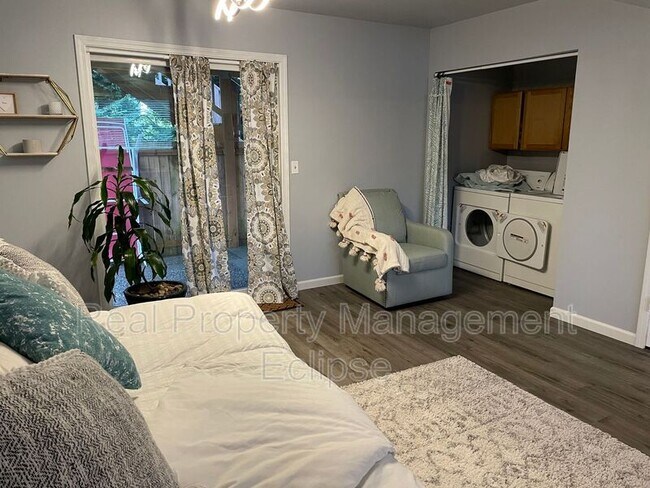 916 207th Pl SE Unit B