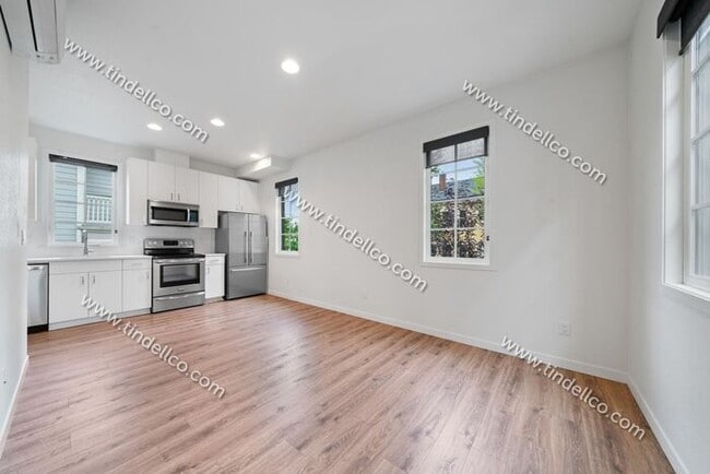Building Photo - Modern Three-Story Townhouse in Hosford-Ab...