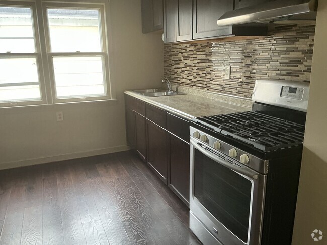 Building Photo - 4972 N 36th St Unit Upper Rental