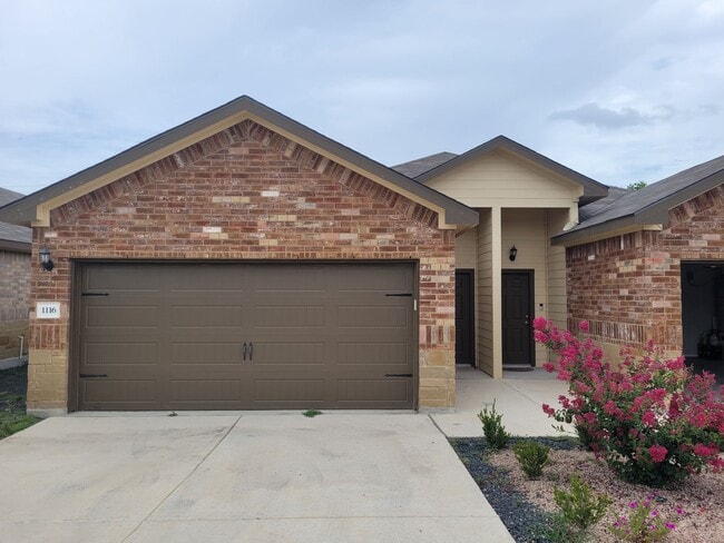 Luxury 3/2 Duplex in Seguin, Texas - Luxury 3/2 Duplex in Seguin, Texas Townhome