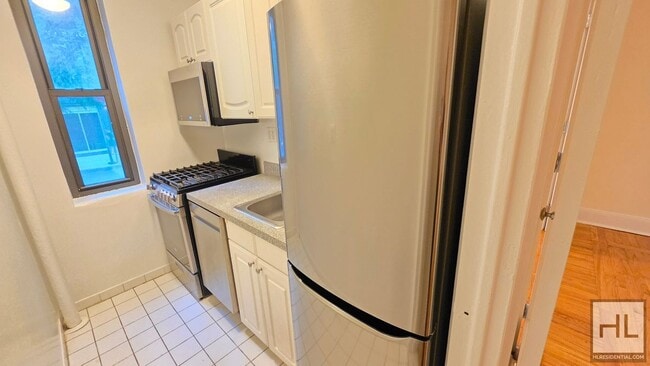 First-Floor Studio with Windowed Alcove in Gramercy