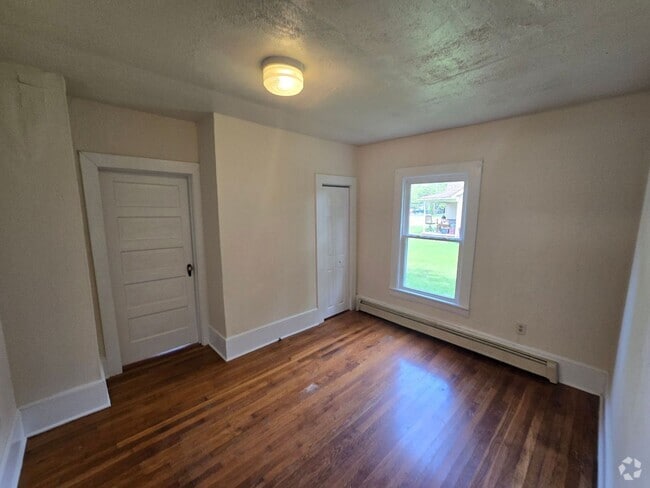 Building Photo - 3 bedroom home