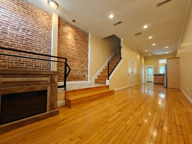 Building Photo - 2000 Barclay St Rental