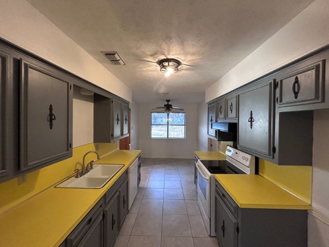 Building Photo - 902 Walnut St