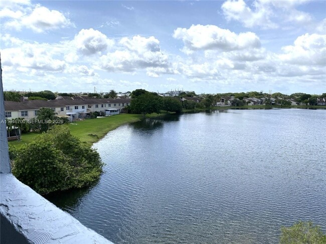 Building Photo - 9375 Fontainebleau Blvd Unit L424