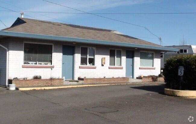 Building Photo - Cozy 1 bedroom cottage available in a gate... Unit Midway RV, Cottage and MH Park #40 Rental
