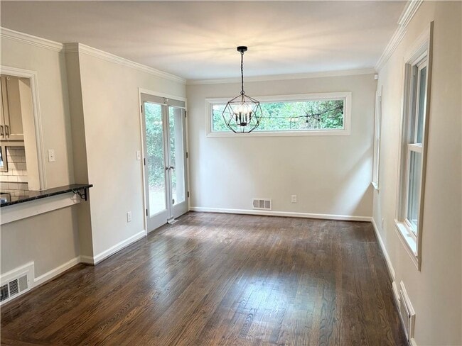 Photo - 654 Upton Rd NW