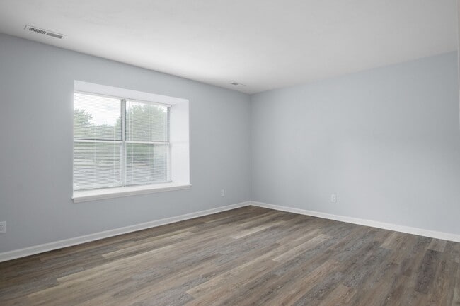 Photo - 4 Bed/2 1/2 Bathroom On Bus Line Undergrads Pets