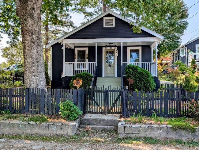 Building Photo - 302 Davis St Rental