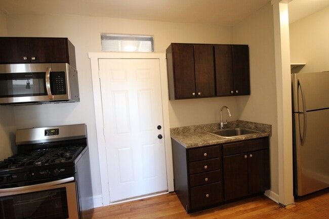 Photo - 2 Bed / 1 Bath Rehabbed Apartment in Hermosa near Fullerton Bus, Restaurants & Shopping. Updated ... Unidad 4406 -3